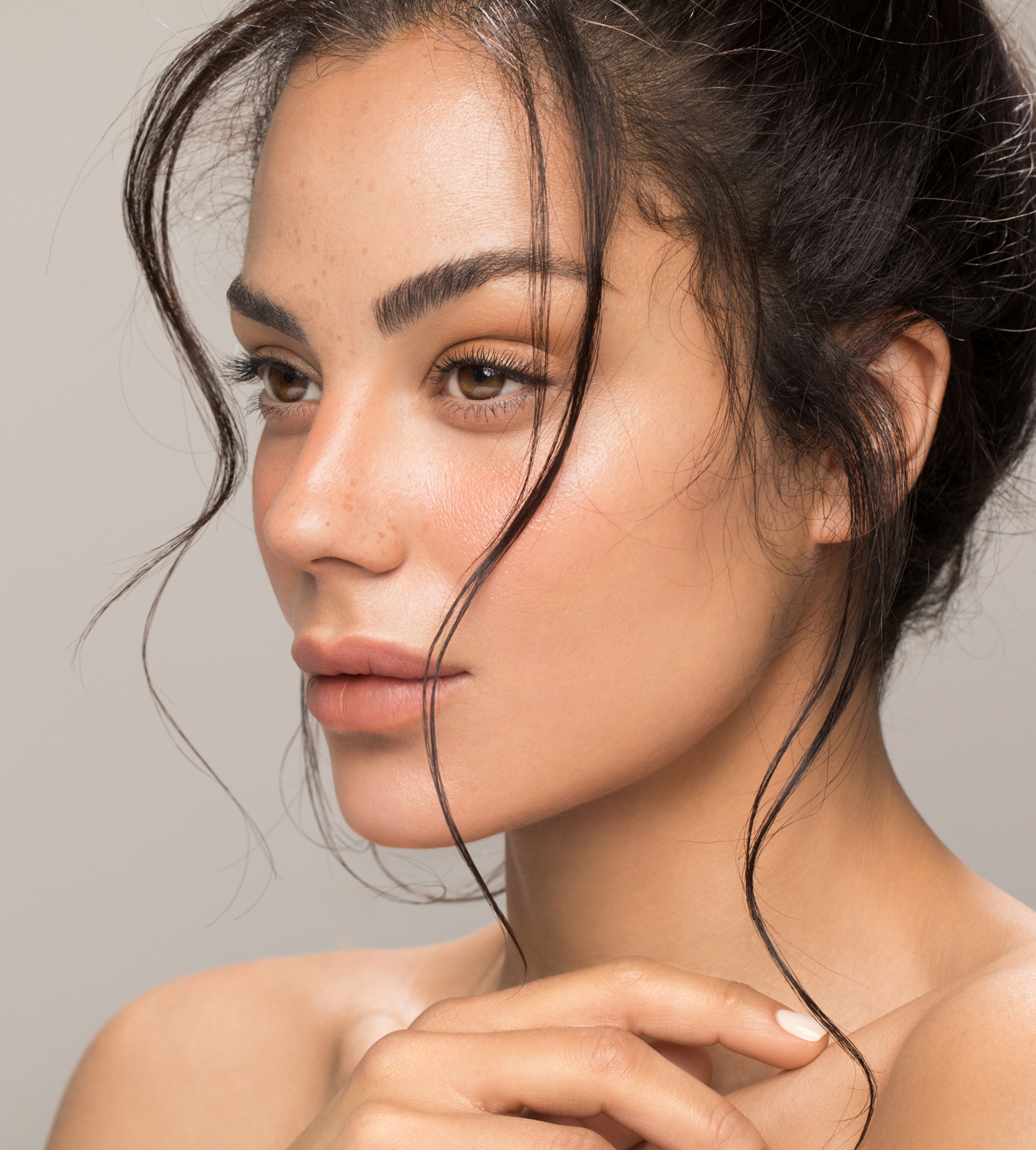 a close up of a woman